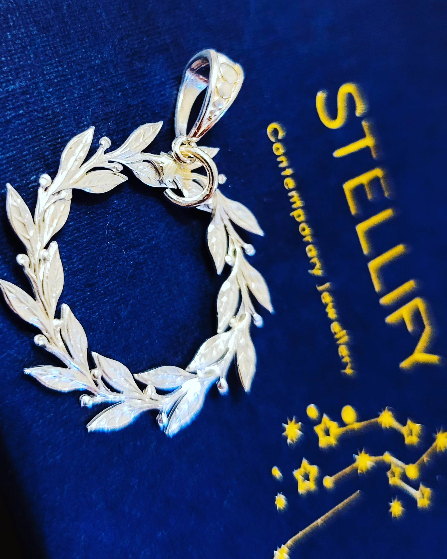 Vita de la Vie Silver Wreath Pendant
