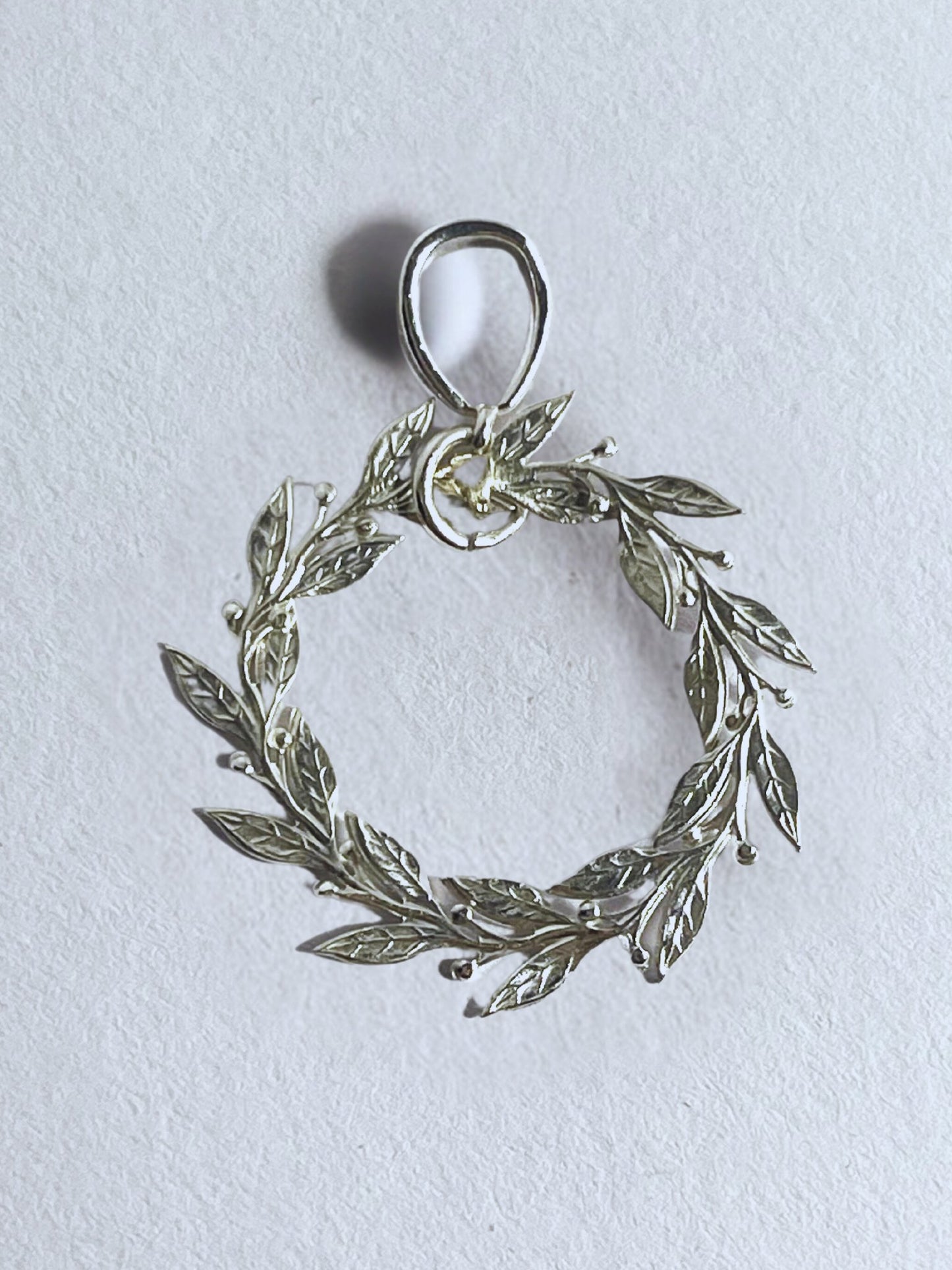 Vita de la Vie Silver Wreath Pendant - Stellify